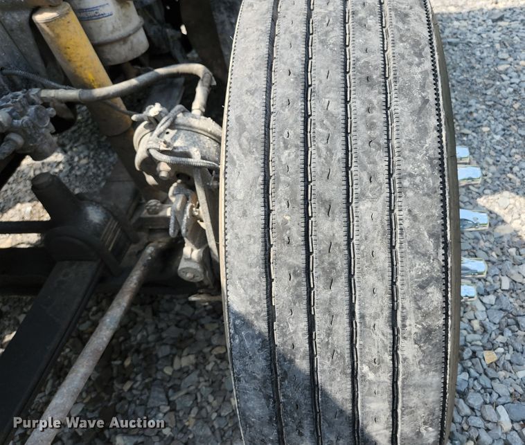 image for item DI1225 2000 Freightliner FLD120  semi truck