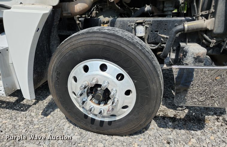 image for item DI1225 2000 Freightliner FLD120  semi truck