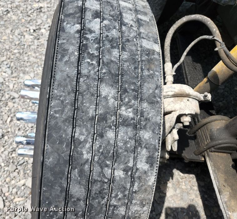 image for item DI1225 2000 Freightliner FLD120  semi truck