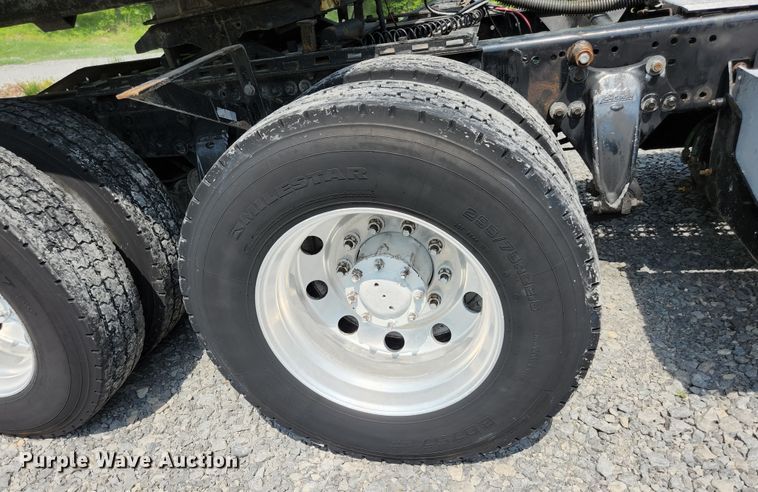 image for item DI1225 2000 Freightliner FLD120  semi truck