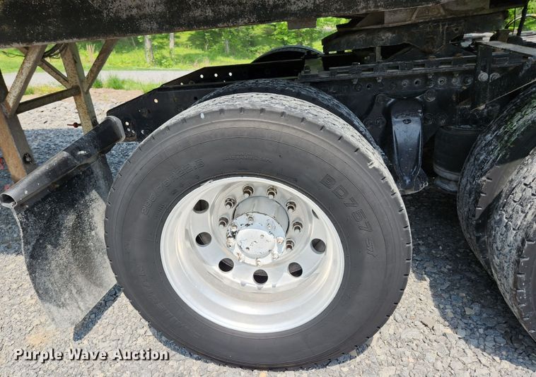 image for item DI1225 2000 Freightliner FLD120  semi truck