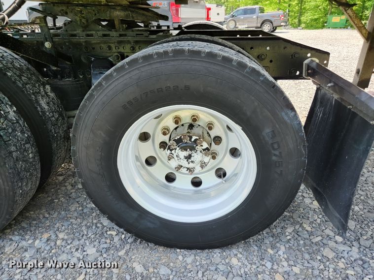 image for item DI1225 2000 Freightliner FLD120  semi truck