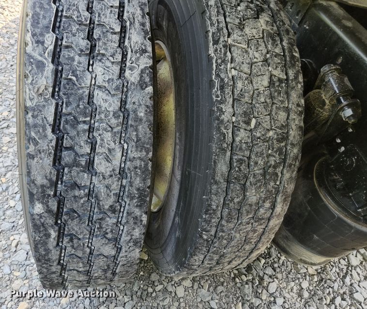 image for item DI1225 2000 Freightliner FLD120  semi truck