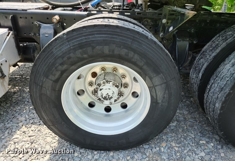 image for item DI1225 2000 Freightliner FLD120  semi truck