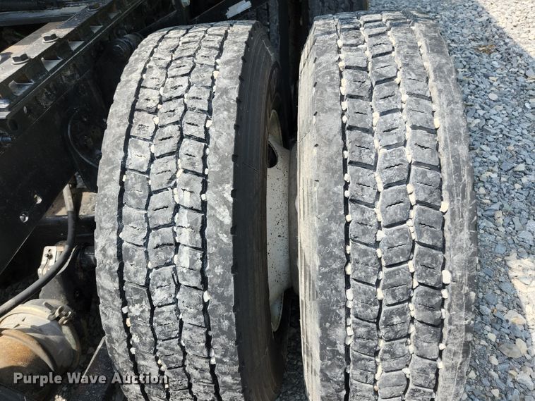 image for item DI1225 2000 Freightliner FLD120  semi truck