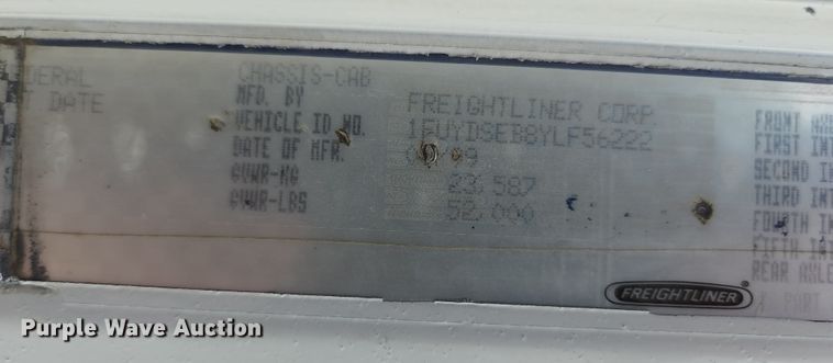 image for item DI1225 2000 Freightliner FLD120  semi truck