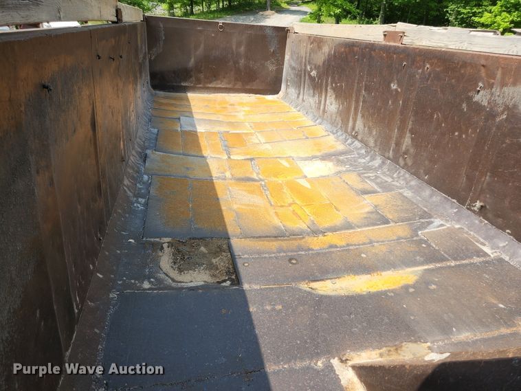 image for item DI1226 1993 Hilbilt  end dump trailer