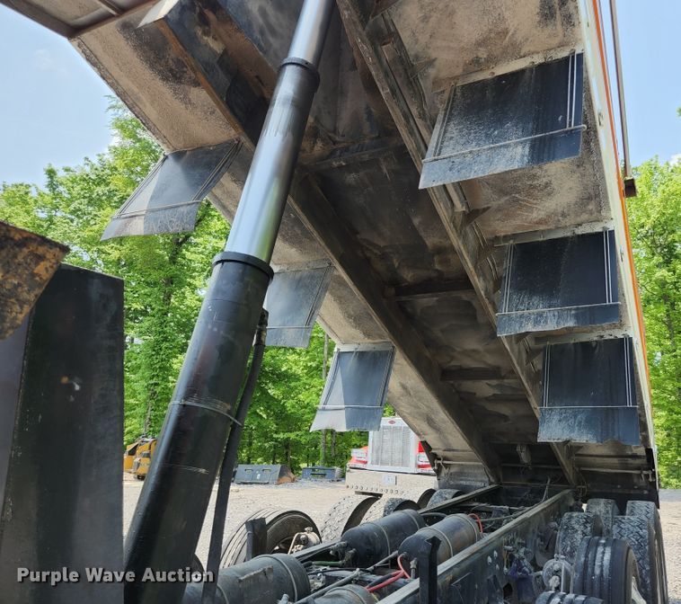 image for item DI1228 2000 Freightliner Classic XL  dump truck