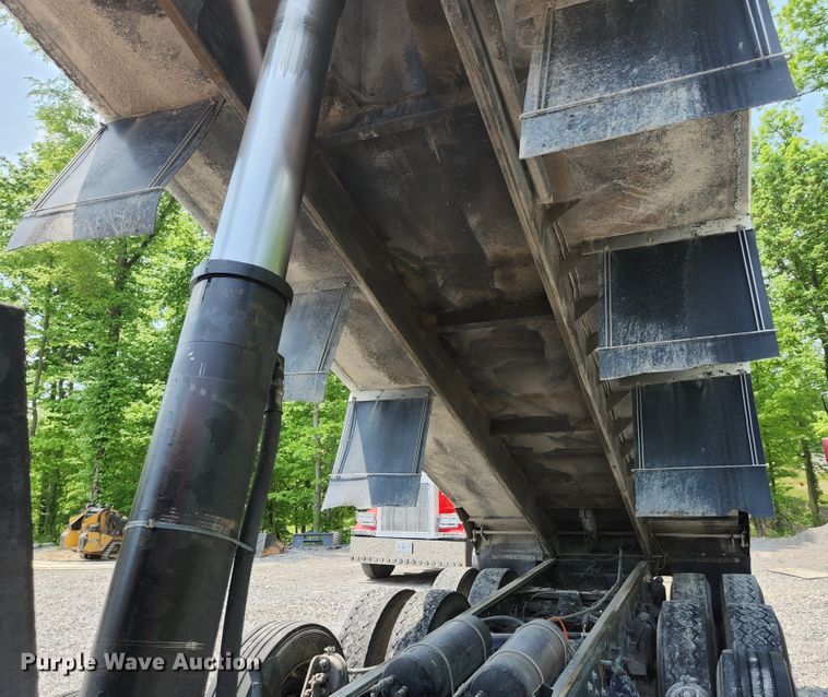 image for item DI1228 2000 Freightliner Classic XL  dump truck