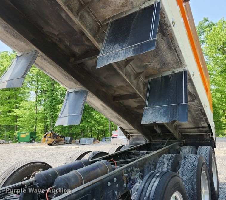 image for item DI1228 2000 Freightliner Classic XL  dump truck