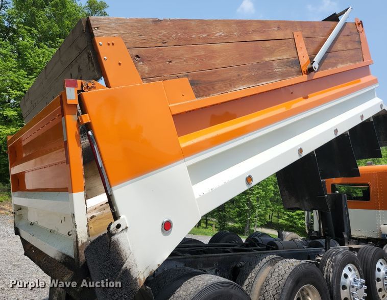 image for item DI1228 2000 Freightliner Classic XL  dump truck