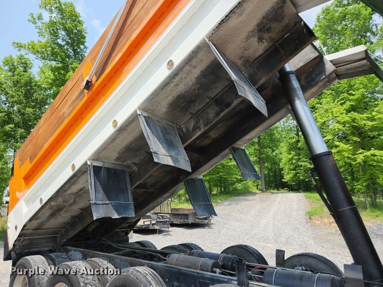 image for item DI1228 2000 Freightliner Classic XL  dump truck