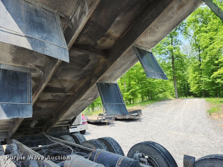 image for item DI1228 2000 Freightliner Classic XL  dump truck