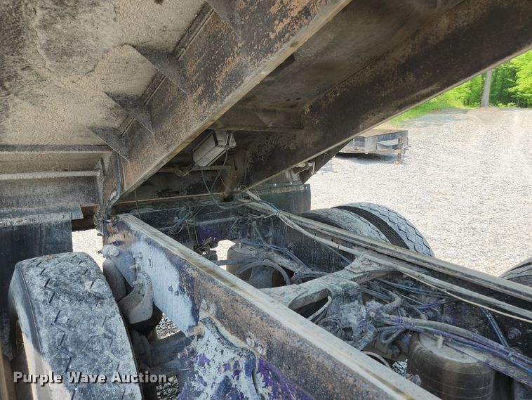 image for item DI1228 2000 Freightliner Classic XL  dump truck