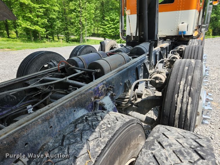 image for item DI1228 2000 Freightliner Classic XL  dump truck