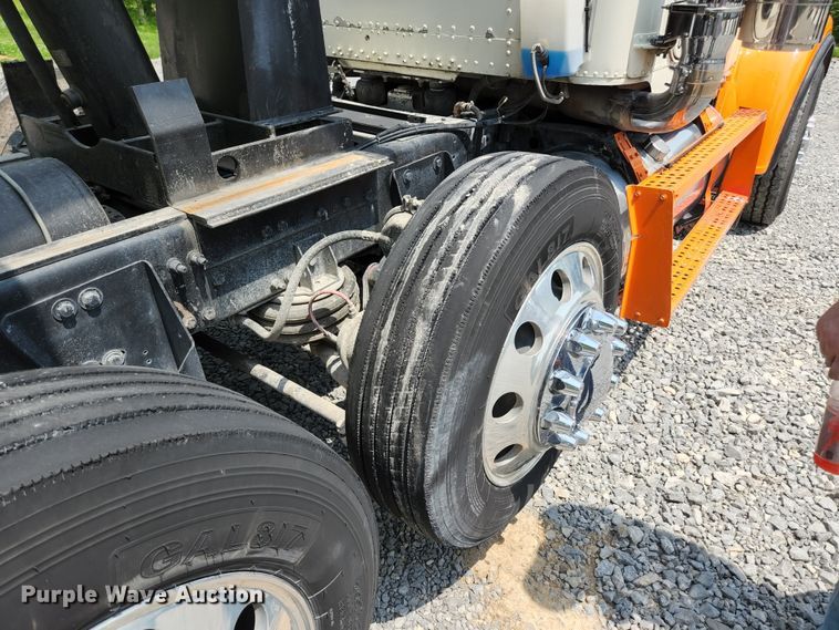 image for item DI1228 2000 Freightliner Classic XL  dump truck