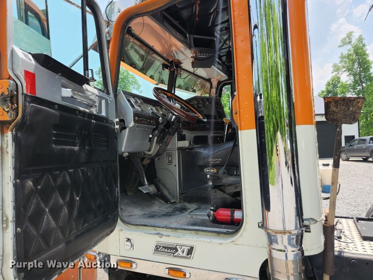 image for item DI1228 2000 Freightliner Classic XL  dump truck