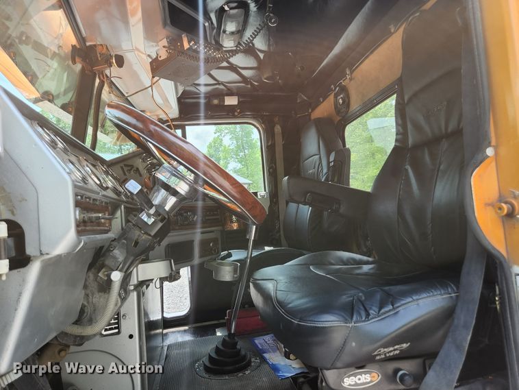 image for item DI1228 2000 Freightliner Classic XL  dump truck