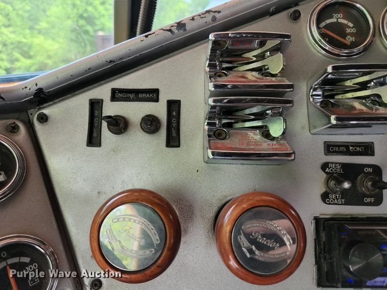 image for item DI1228 2000 Freightliner Classic XL  dump truck