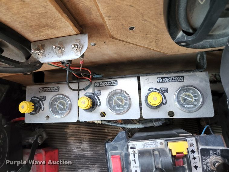 image for item DI1228 2000 Freightliner Classic XL  dump truck