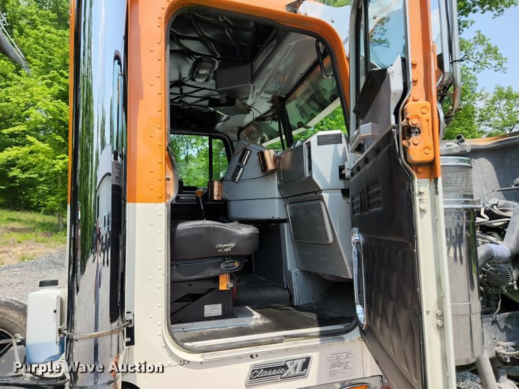 image for item DI1228 2000 Freightliner Classic XL  dump truck