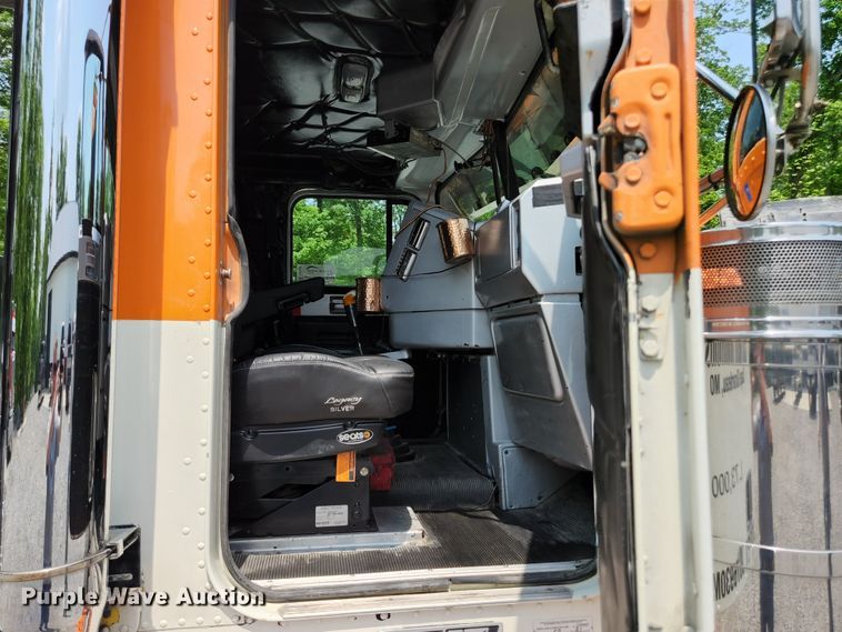 image for item DI1228 2000 Freightliner Classic XL  dump truck