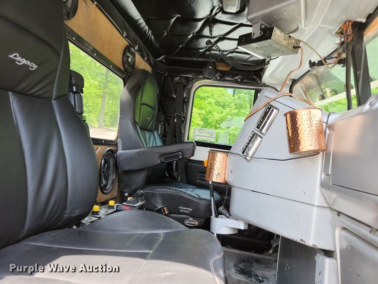 image for item DI1228 2000 Freightliner Classic XL  dump truck