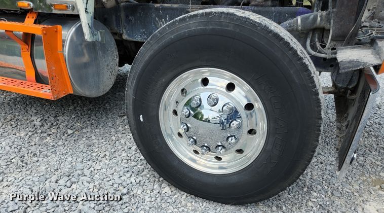 image for item DI1228 2000 Freightliner Classic XL  dump truck