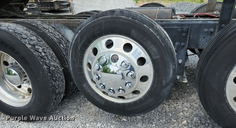 image for item DI1228 2000 Freightliner Classic XL  dump truck