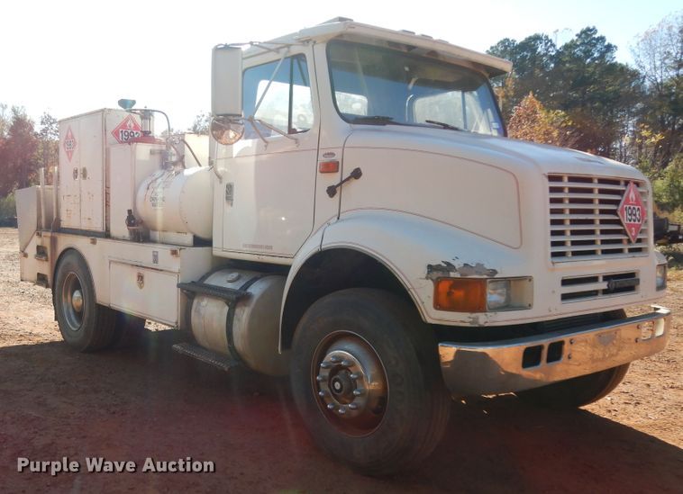 image for item DI8579 1991 International 7100  fuel / lube truck