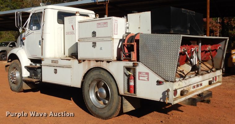 image for item DI8579 1991 International 7100  fuel / lube truck