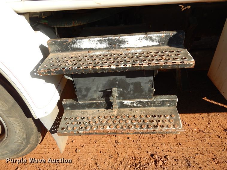 image for item DI8579 1991 International 7100  fuel / lube truck