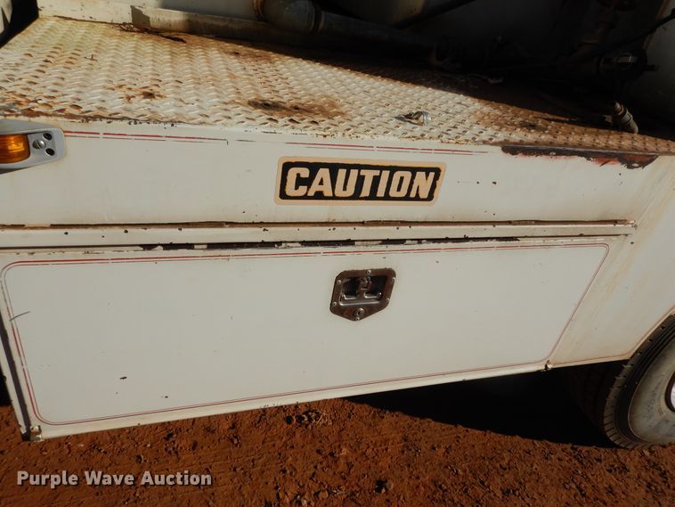 image for item DI8579 1991 International 7100  fuel / lube truck