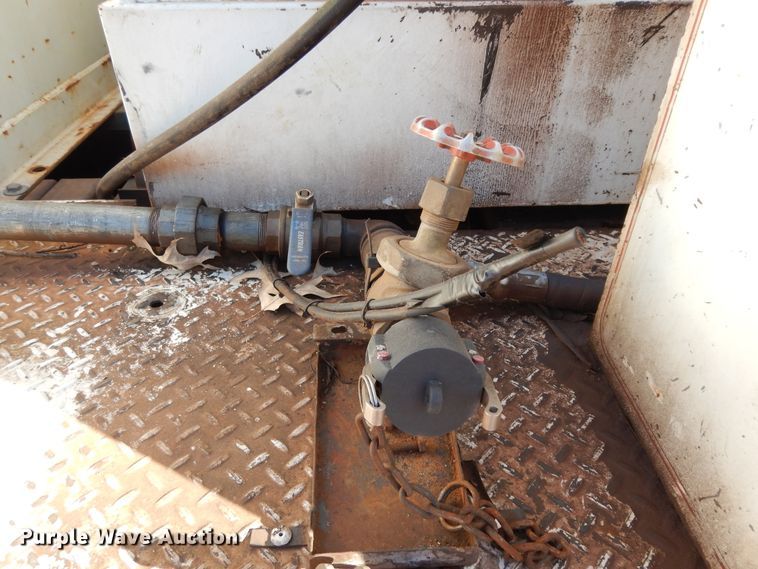 image for item DI8579 1991 International 7100  fuel / lube truck