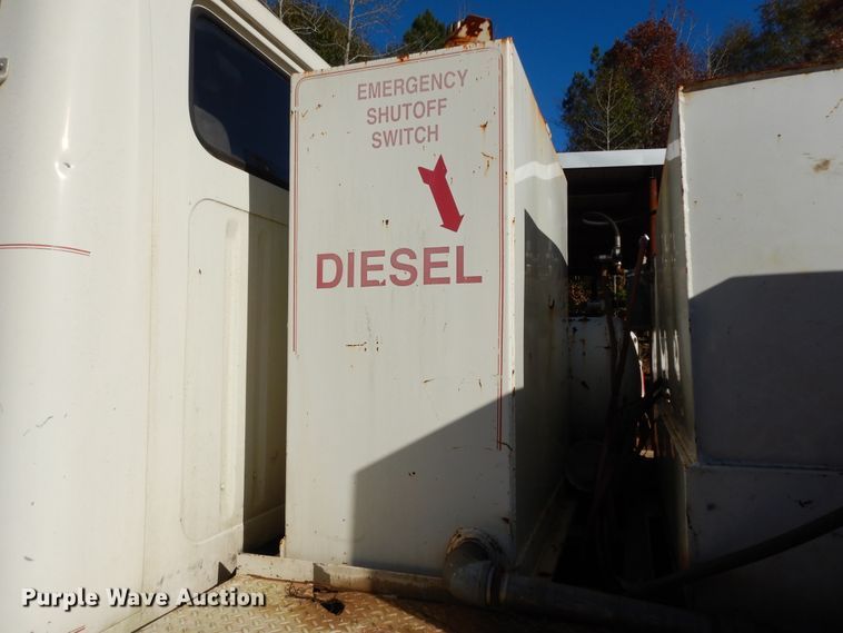 image for item DI8579 1991 International 7100  fuel / lube truck