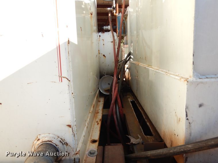 image for item DI8579 1991 International 7100  fuel / lube truck