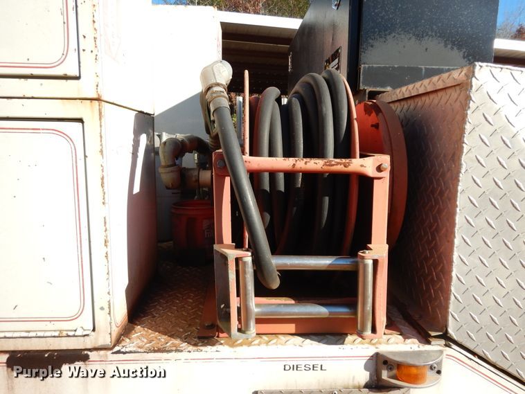 image for item DI8579 1991 International 7100  fuel / lube truck