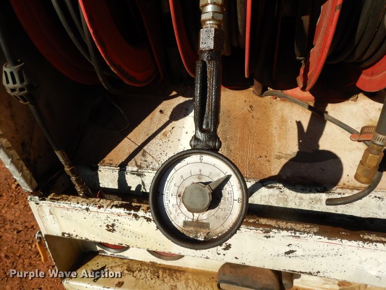 image for item DI8579 1991 International 7100  fuel / lube truck