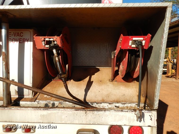 image for item DI8579 1991 International 7100  fuel / lube truck