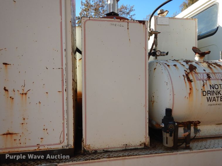 image for item DI8579 1991 International 7100  fuel / lube truck