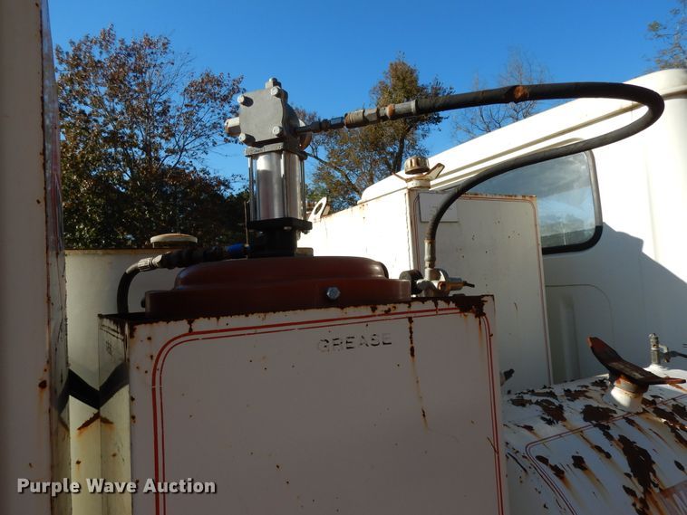 image for item DI8579 1991 International 7100  fuel / lube truck