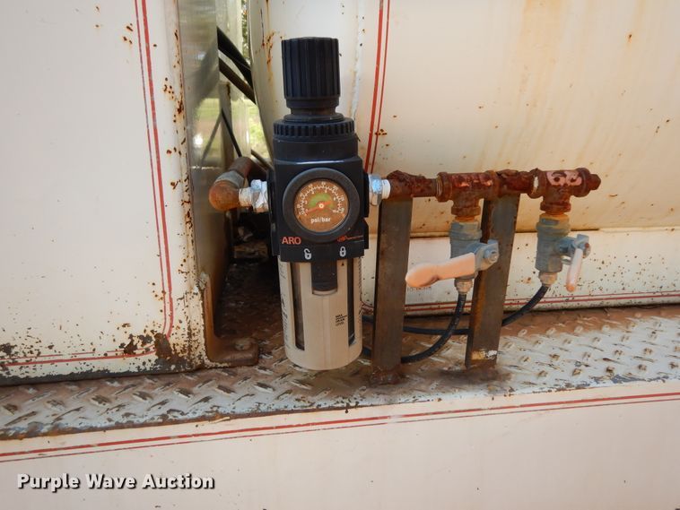 image for item DI8579 1991 International 7100  fuel / lube truck