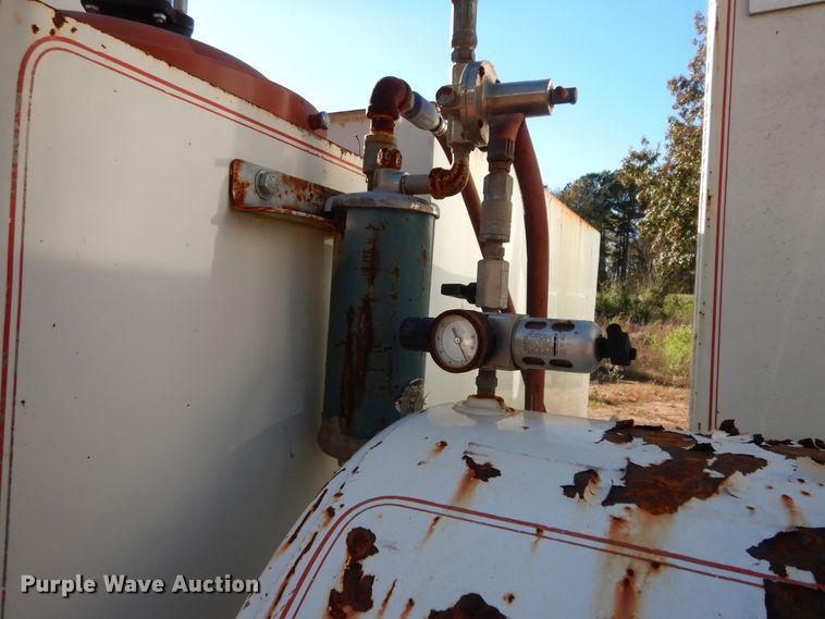 image for item DI8579 1991 International 7100  fuel / lube truck