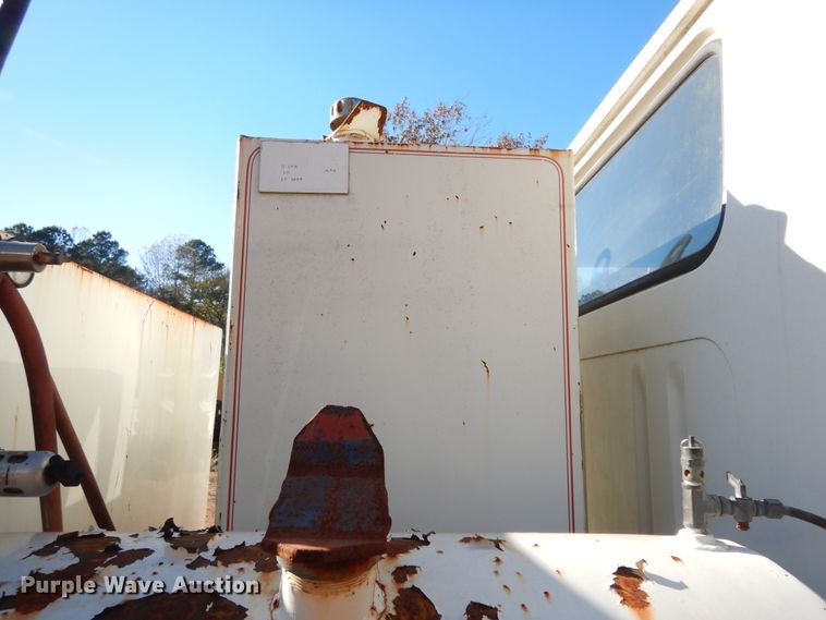 image for item DI8579 1991 International 7100  fuel / lube truck