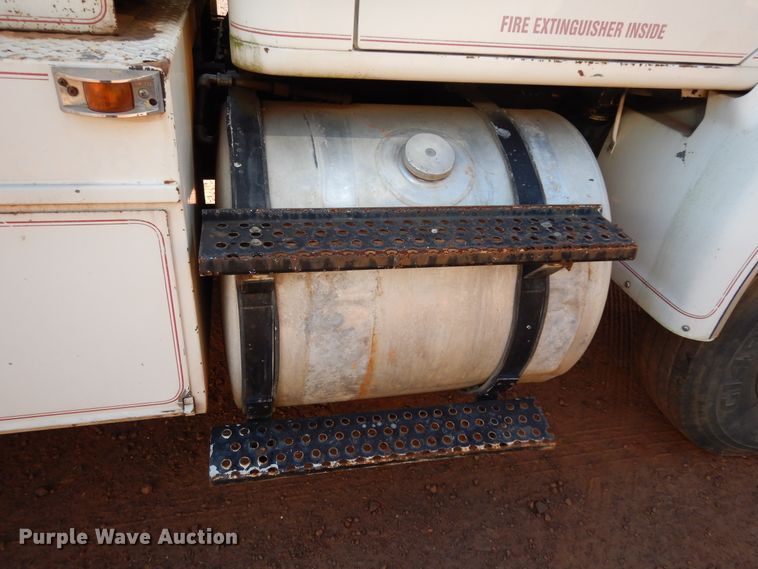 image for item DI8579 1991 International 7100  fuel / lube truck