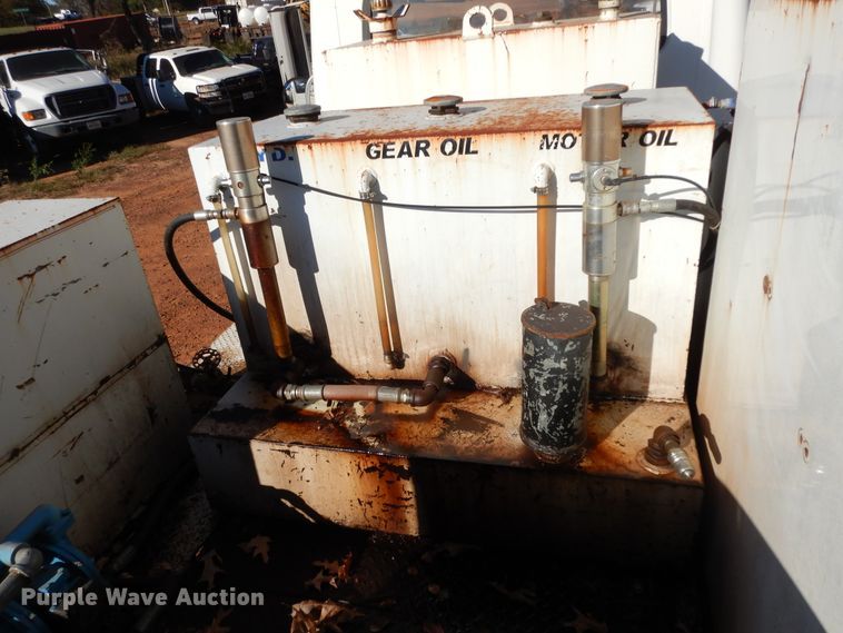 image for item DI8579 1991 International 7100  fuel / lube truck