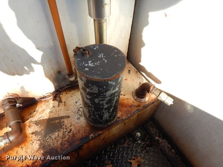 image for item DI8579 1991 International 7100  fuel / lube truck