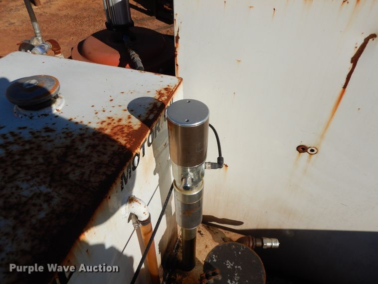 image for item DI8579 1991 International 7100  fuel / lube truck