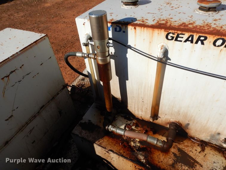 image for item DI8579 1991 International 7100  fuel / lube truck