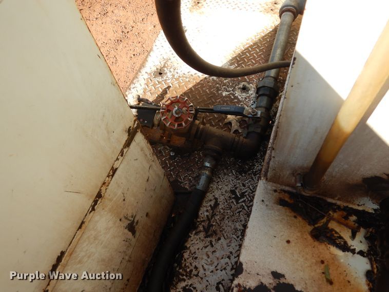 image for item DI8579 1991 International 7100  fuel / lube truck